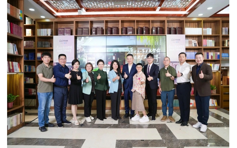 金龟子等四人成为荐书官，蜜雪冰城加入，“1平米书架”已落地100家小店！
